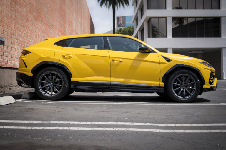 Yellow-Lamborghini-Urus-12