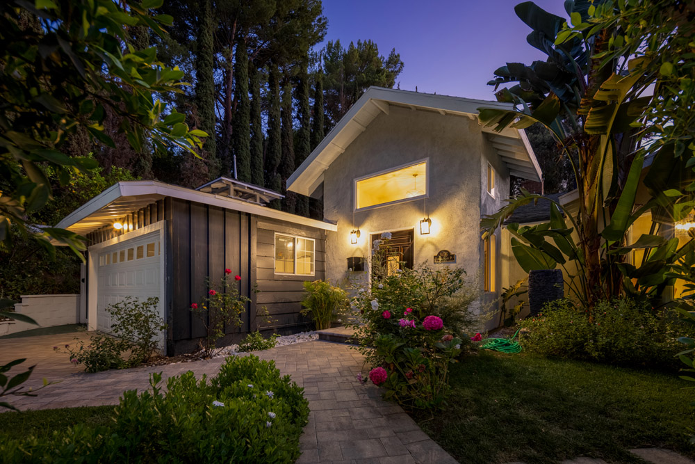 Hidden Valley Pl - Beverly Hills, 3 Bd, 4 Ba, Newly Renovated, Large Backyard, Private, Mini Basketball, Putting Green, Gym-Office, Canyon Views-1