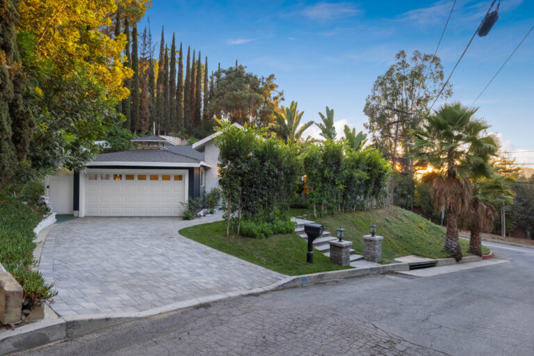 Hidden Valley Pl - Beverly Hills, 3 Bd, 4 Ba, Newly Renovated, Large Backyard, Private, Mini Basketball, Putting Green, Gym-Office, Canyon Views-35