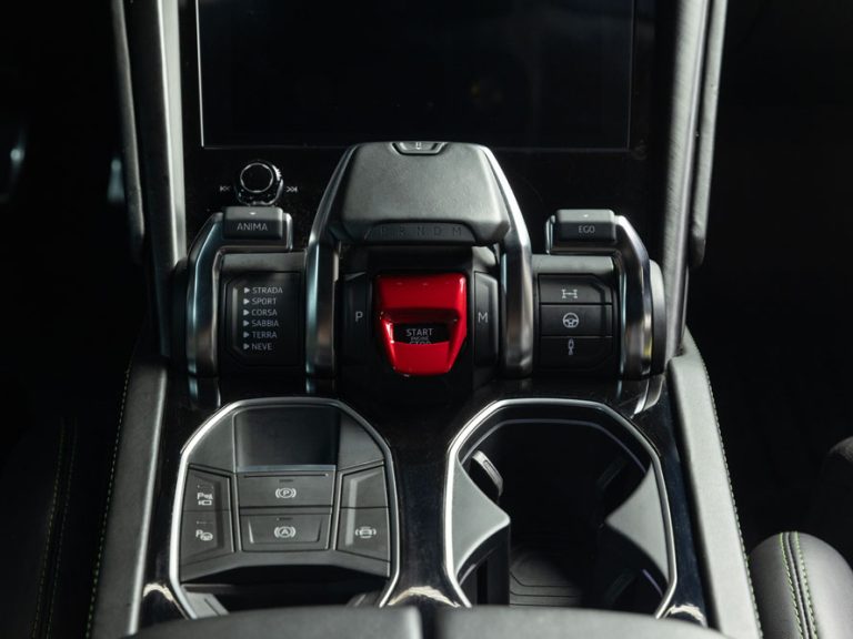 SCE_Lamborghini_Urus_026