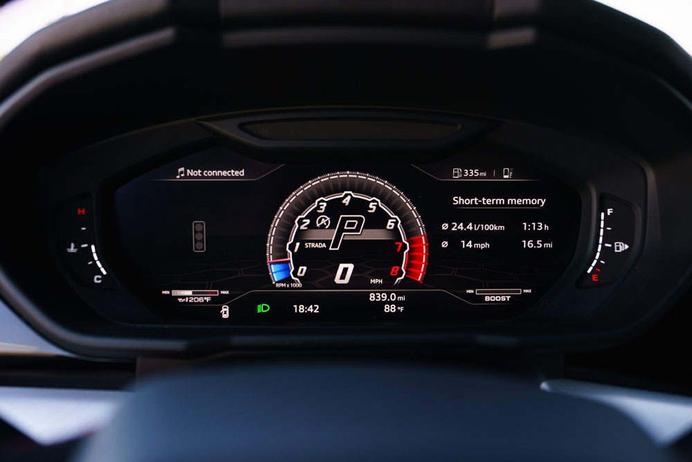 Silver_Lamborghini_Urus-12