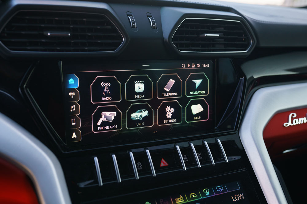 Silver_Lamborghini_Urus-13