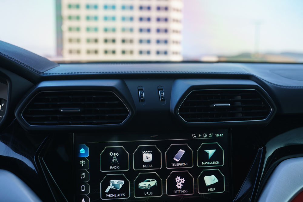 Silver_Lamborghini_Urus-14