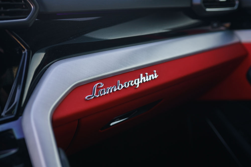 Silver_Lamborghini_Urus-15