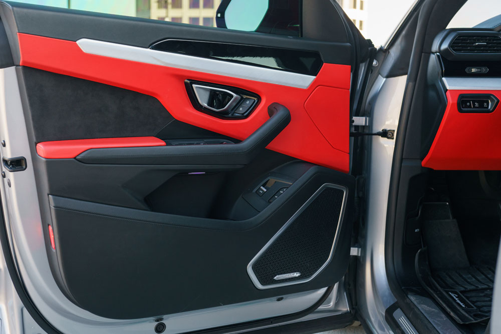 Silver_Lamborghini_Urus-8