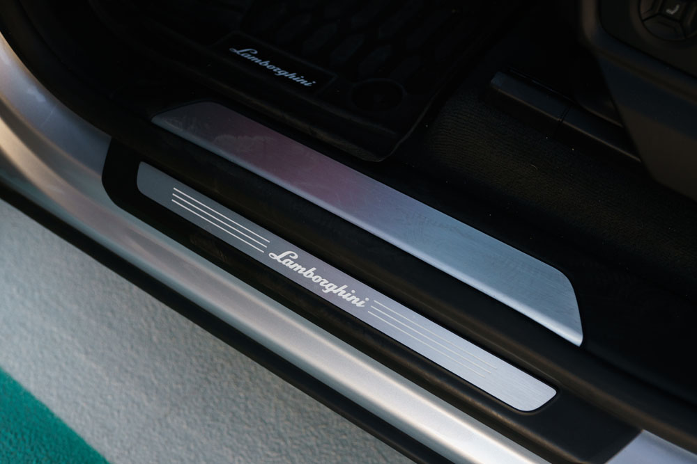 Silver_Lamborghini_Urus-9