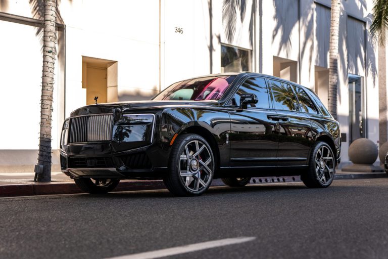 Black Rolls Royce Cullinan Photos-4