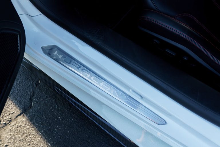 White Huracan lp580-12