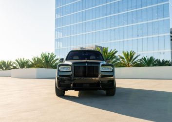 Rolls-Royce-Cullinan-Black